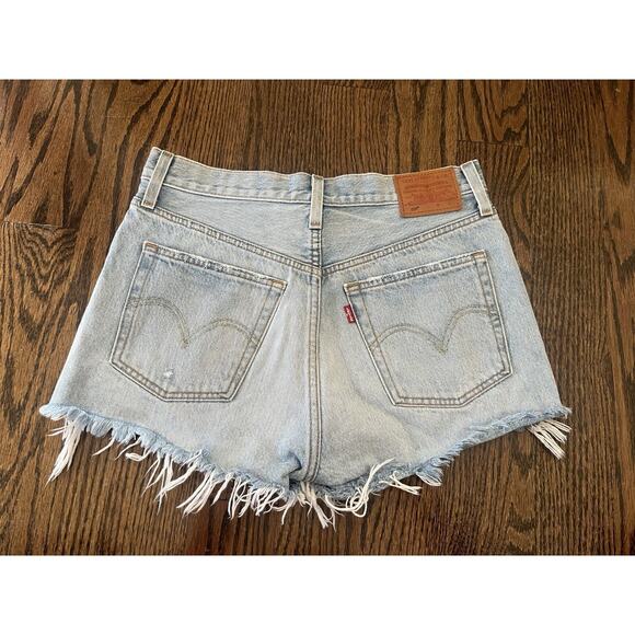 Levi’s Premium Denim Shorts Women size 27 distressed blue button fly - Picture 8 of 9